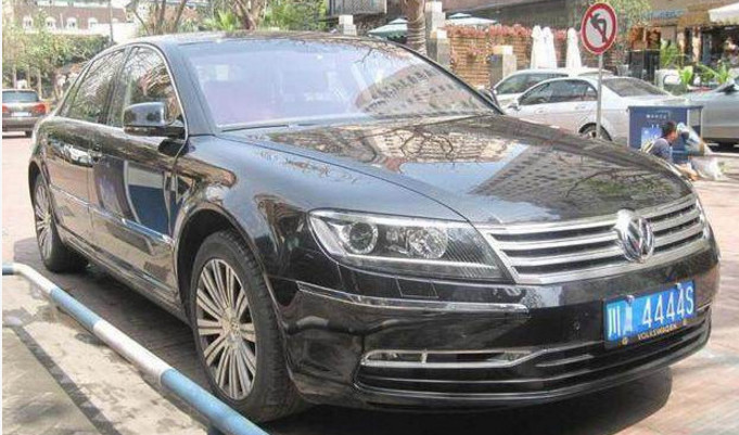 顶配版大众辉腾,满大街都是,可此款w12车牌更霸气!