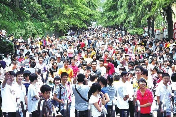 王俊凯高考粉丝疯狂陪复习，还是珠海的交警蜀黍最给力！