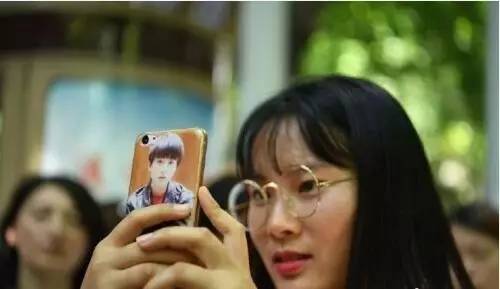 王俊凯高考粉丝疯狂陪复习，还是珠海的交警蜀黍最给力！