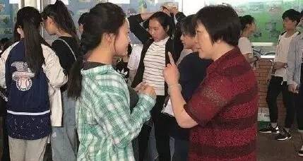 王俊凯高考粉丝疯狂陪复习，还是珠海的交警蜀黍最给力！