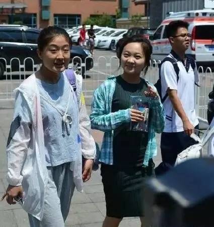 王俊凯高考粉丝疯狂陪复习，还是珠海的交警蜀黍最给力！