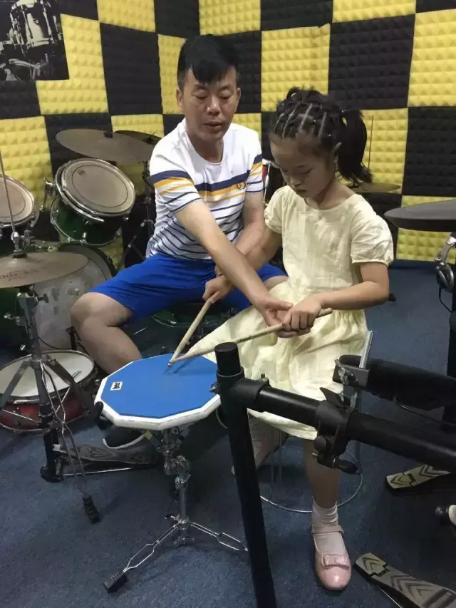 舞蹈、美术、钢琴、英语、架子鼓 面对满当当的培训班，孩子啥反应？