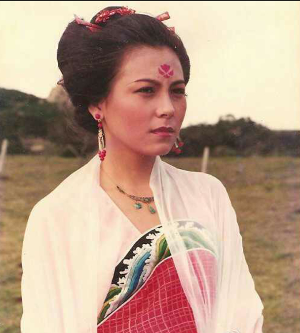 她是与王祖贤,王小凤齐名的"女鬼专业户",无数人童年噩梦,如今这样