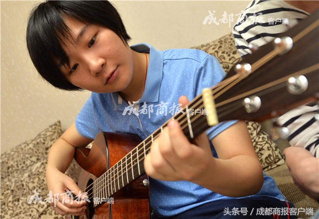 早点新闻│重磅！2017四川高考文理科第一名都是女学霸，深夜受访金句频出