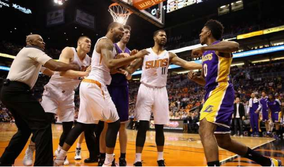 为什么nba都不要尼克杨(尼克杨为什么要出走湖人？这3件事彻底伤透了杨少侠的心！)