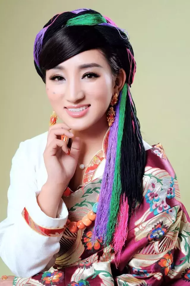 仲白,四川广播电视台藏语节目主持人,2016年获四川广播电视台十佳主持