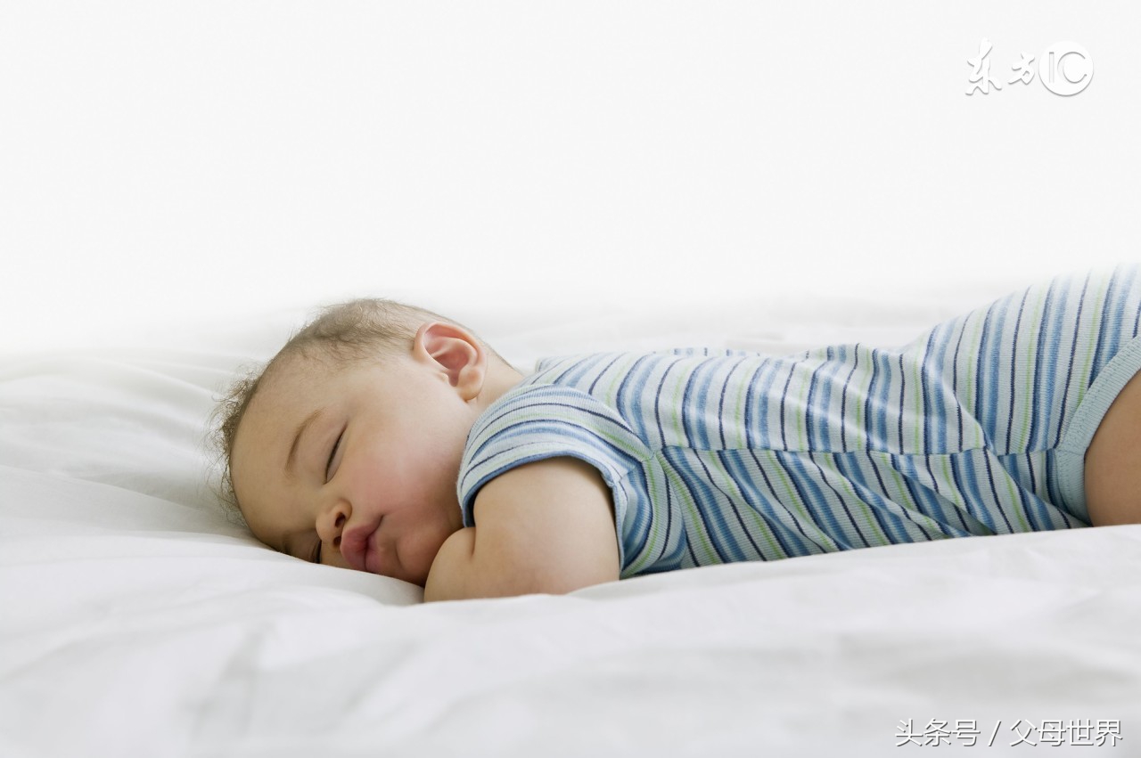 月子宝宝正确睡姿图片（月子里的宝宝怎么睡才好？新手爸妈要知道，最佳睡姿发育更好） | 说明书网
