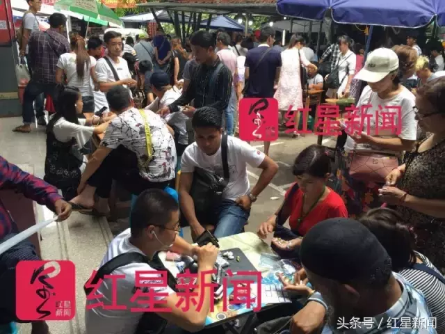 玉城的愤怒：摔断30万玉镯晕倒的女游客关手机玩消失被拍到乘游船逛木店