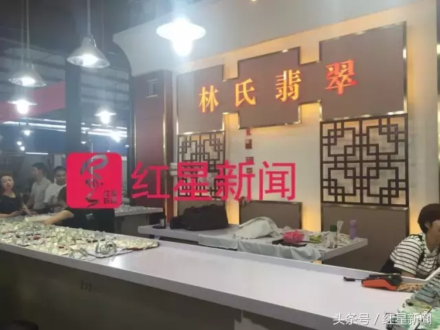 玉城的愤怒：摔断30万玉镯晕倒的女游客关手机玩消失被拍到乘游船逛木店