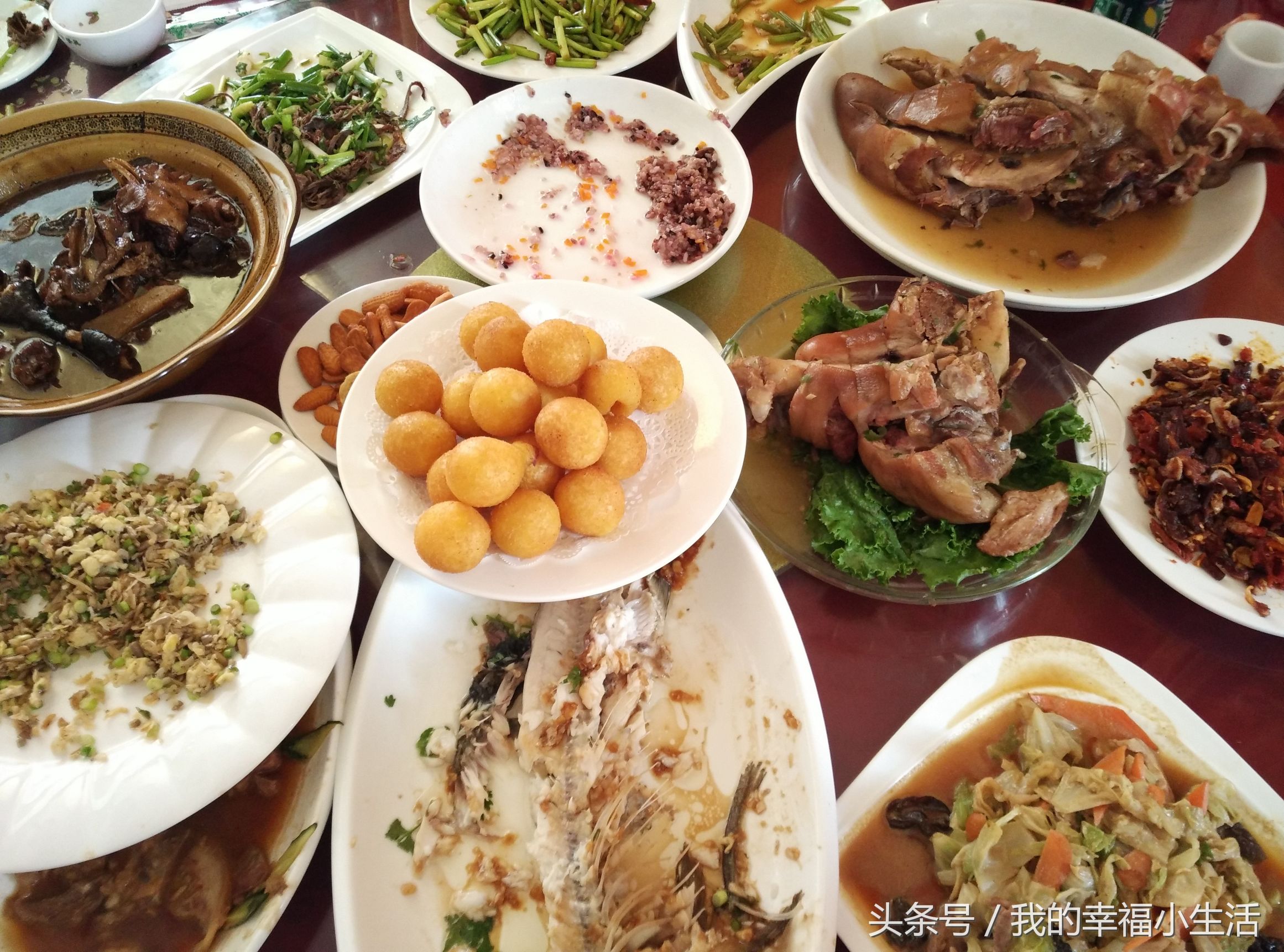 农村喜宴好吃实惠,30个菜一桌500元,双鸡双鱼菜多的吃不完