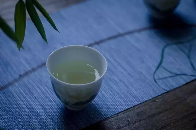 茶能醉客何须酒，自在清新柚花香