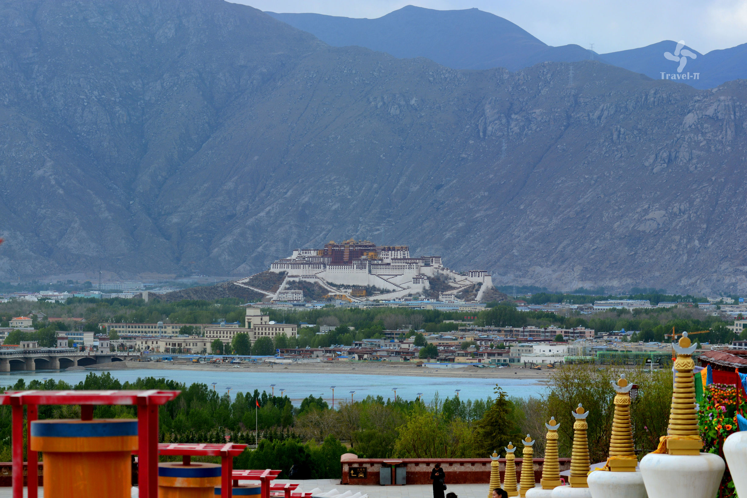 拉萨实景剧《文成公主》群山搭舞台,1秒搭建布达拉宫,数百牛羊策马