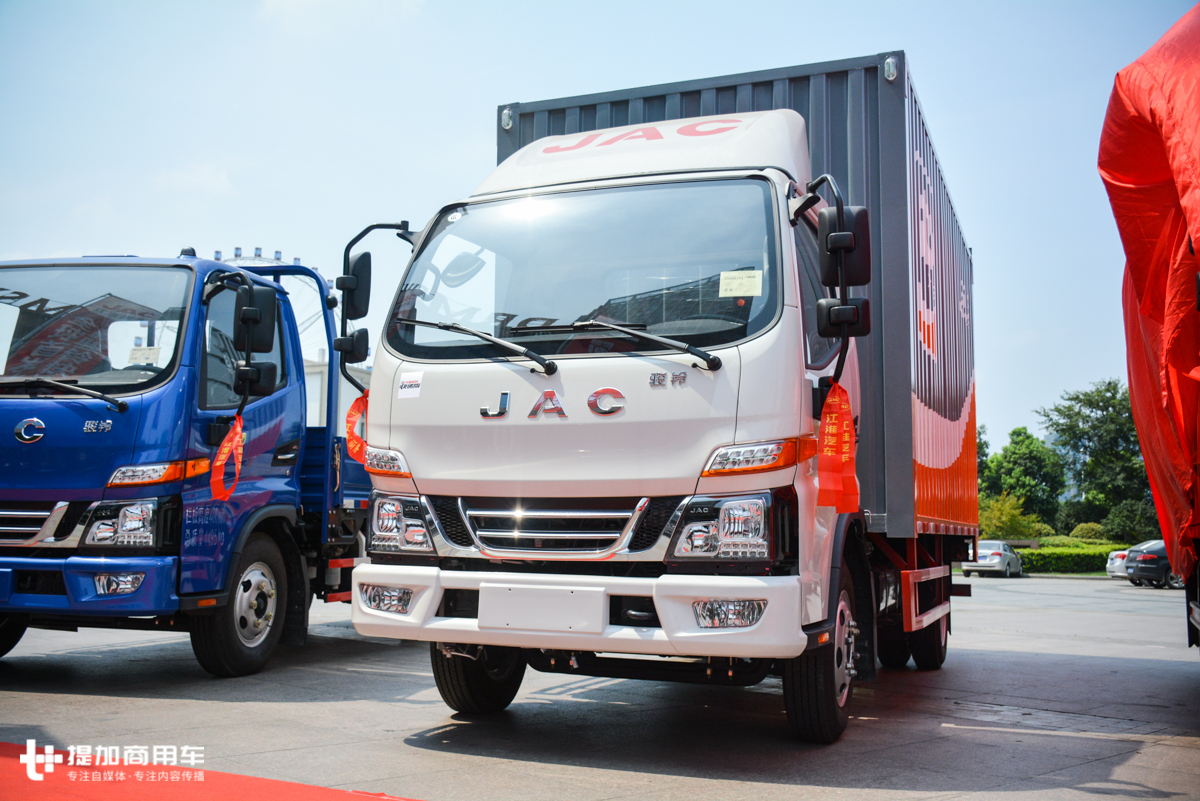 适合拉2-3吨货的轻卡产品,骏铃v3快递版售价不到9万元