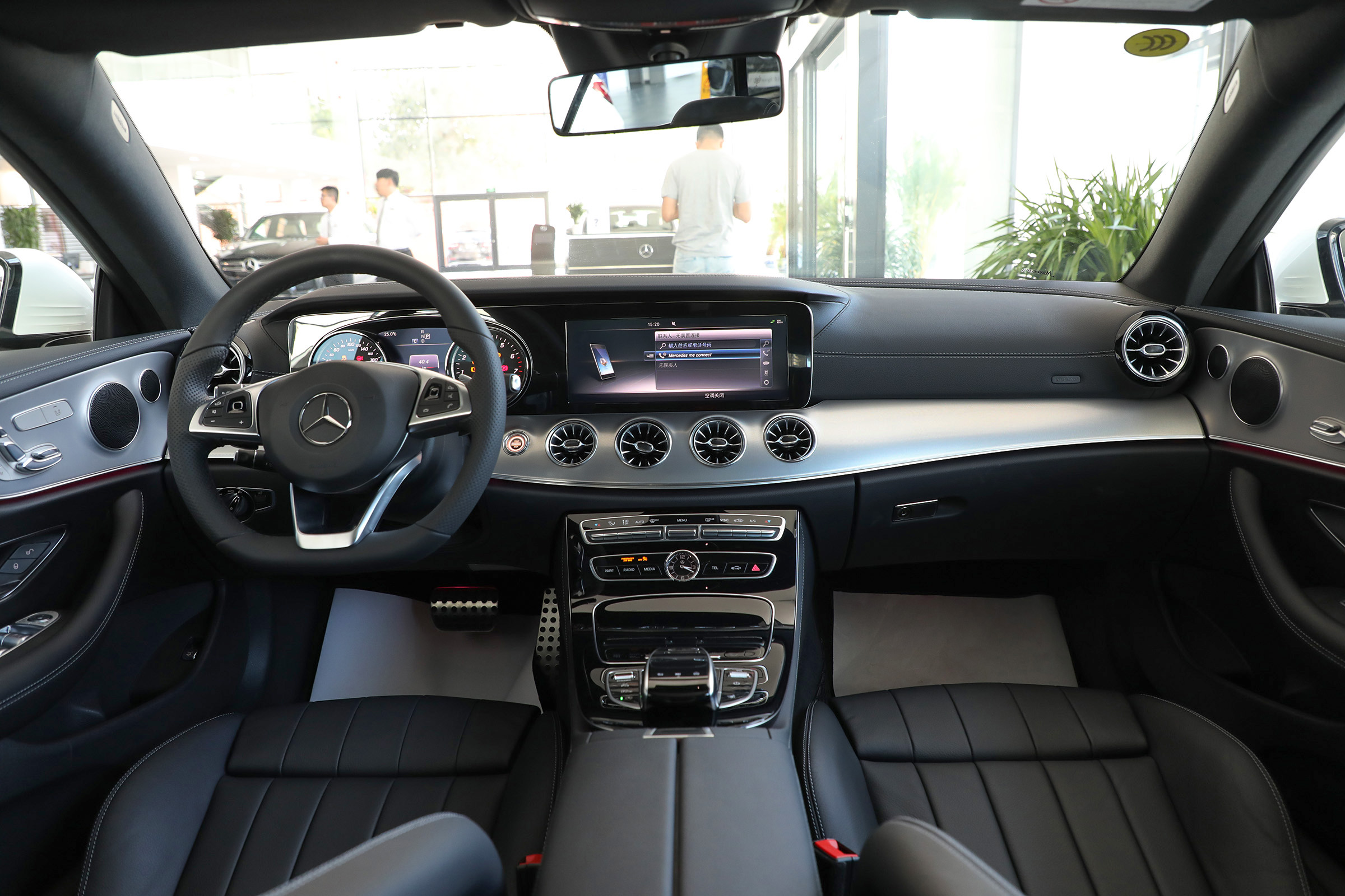 奔驰e级(进口)奔驰e级(进口)的内饰色彩的搭配十分成熟,大量使用高档