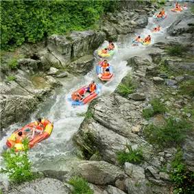 280元=三口之家游板桥+青山湖鱼味馆中餐+月亮湾漂流+葡萄3斤！本周六50户名额，手慢无！