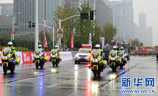 2017南京马拉松(2017南京马拉松雨中开赛 摩托护卫成靓丽风景)