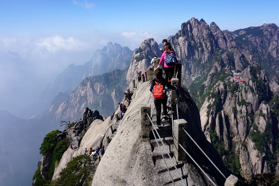 独攀天都峰,只为伫立峰头眺向远方