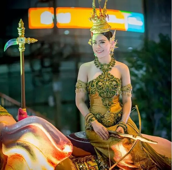 泰国女演员泰式传统服装大比拼，选出你心目中最美的泰式“古典美女”