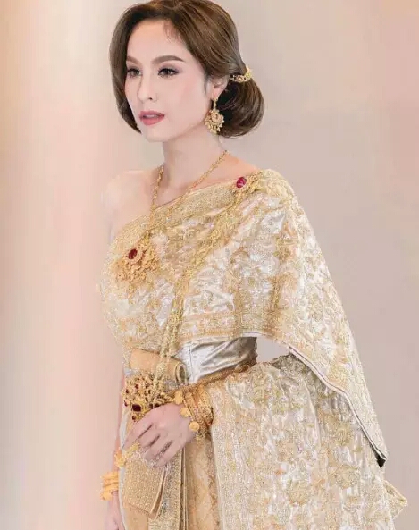 泰国女演员泰式传统服装大比拼，选出你心目中最美的泰式“古典美女”