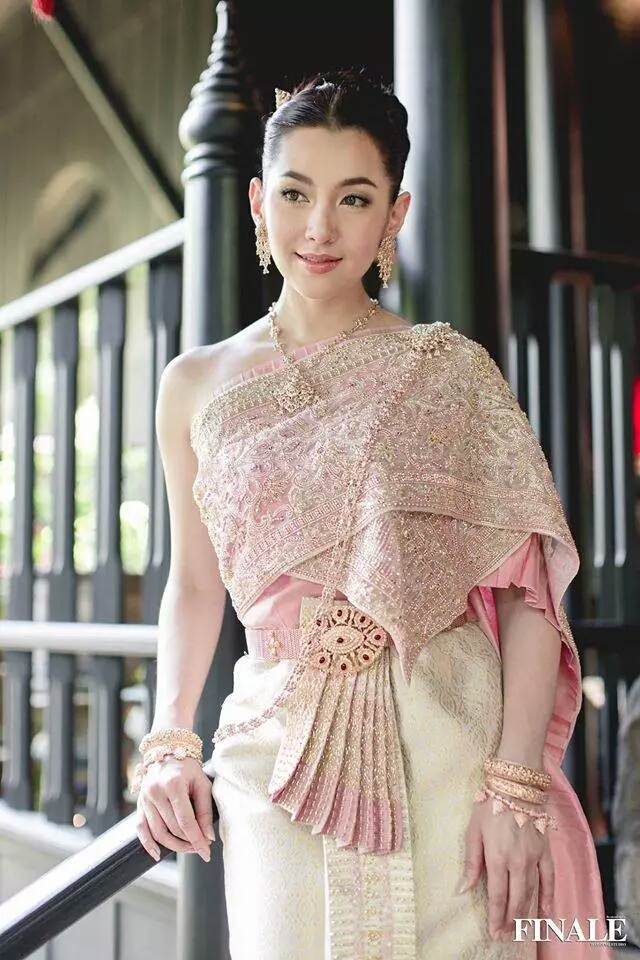 泰国女演员泰式传统服装大比拼，选出你心目中最美的泰式“古典美女”