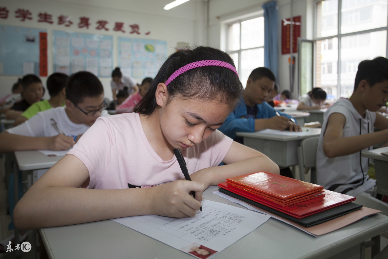 为何拼命也要考上重点高中？看看这些过来人的评论你就彻底明白了：初中不拼，一辈子都得拼！