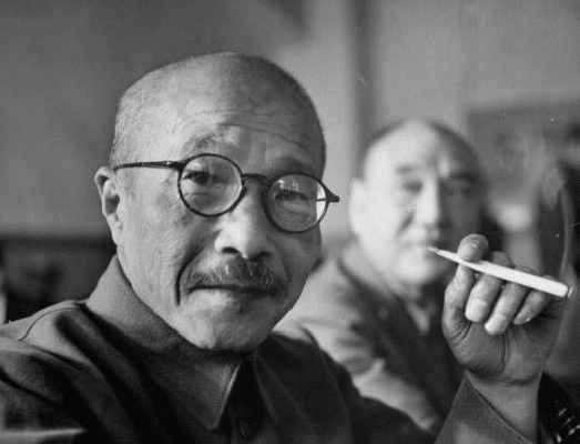 电视剧里的日本军官为什么都喜欢留着八字胡日本人为什么留八字胡