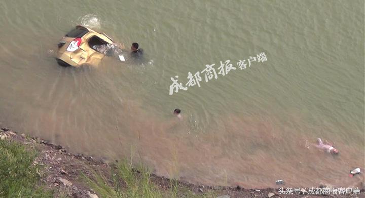 早点新闻｜四川男子挟持儿女驾车跳江自杀，因复婚被拒/眉山女子被骗600万，58名嫌犯押解回蓉