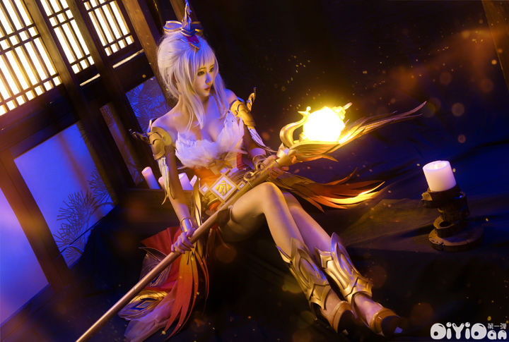 王昭君看着露娜离开的背影,目光露出一丝了然的笑意.