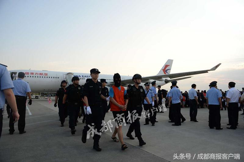 早点新闻｜四川男子挟持儿女驾车跳江自杀，因复婚被拒/眉山女子被骗600万，58名嫌犯押解回蓉