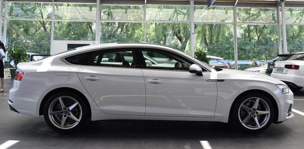 掀背后备箱承载空间极大无框车门是人们的最爱此外,4门版奥迪a5的掀背