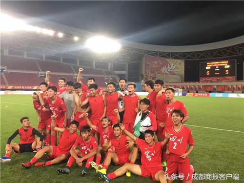 早点新闻｜四川男子挟持儿女驾车跳江自杀，因复婚被拒/眉山女子被骗600万，58名嫌犯押解回蓉