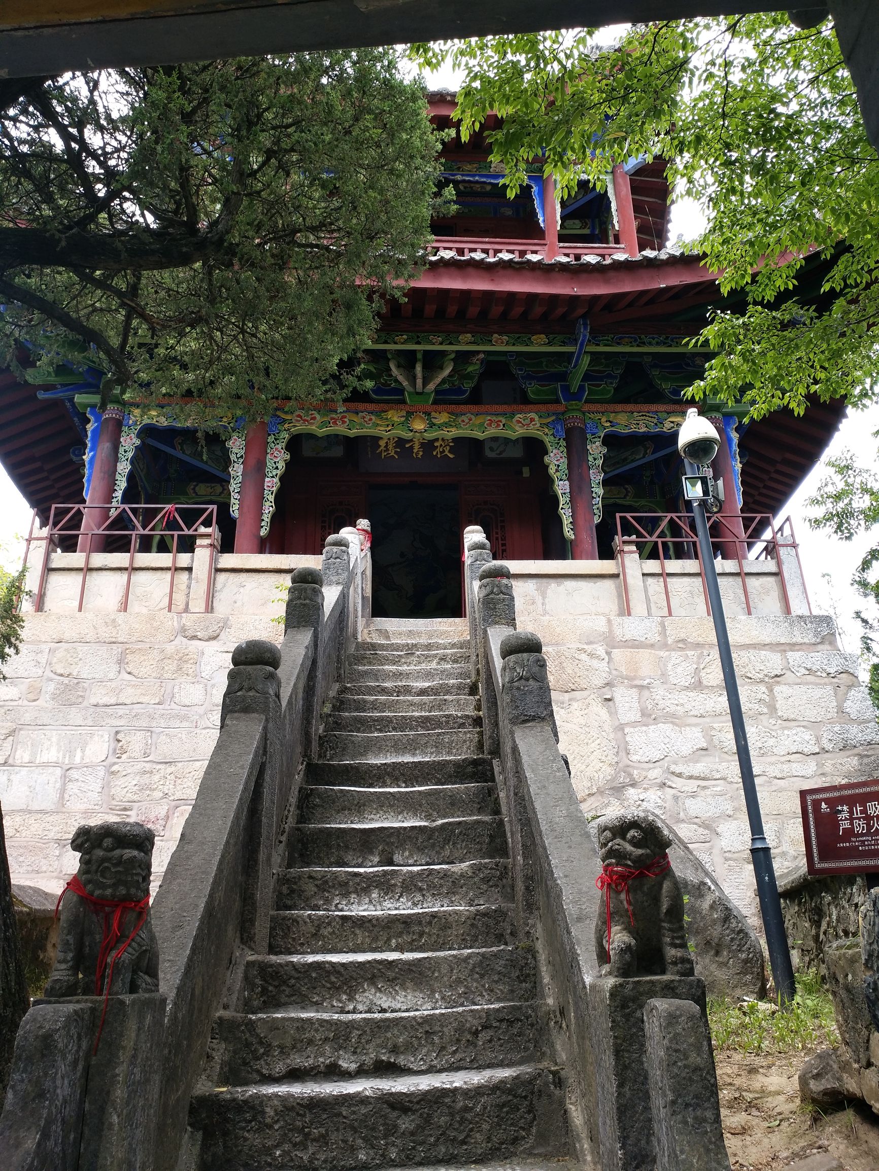张良庙由五个山头两河形成，已有一千八百多年历史