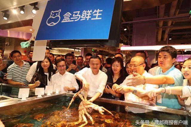 早点新闻｜四川男子挟持儿女驾车跳江自杀，因复婚被拒/眉山女子被骗600万，58名嫌犯押解回蓉