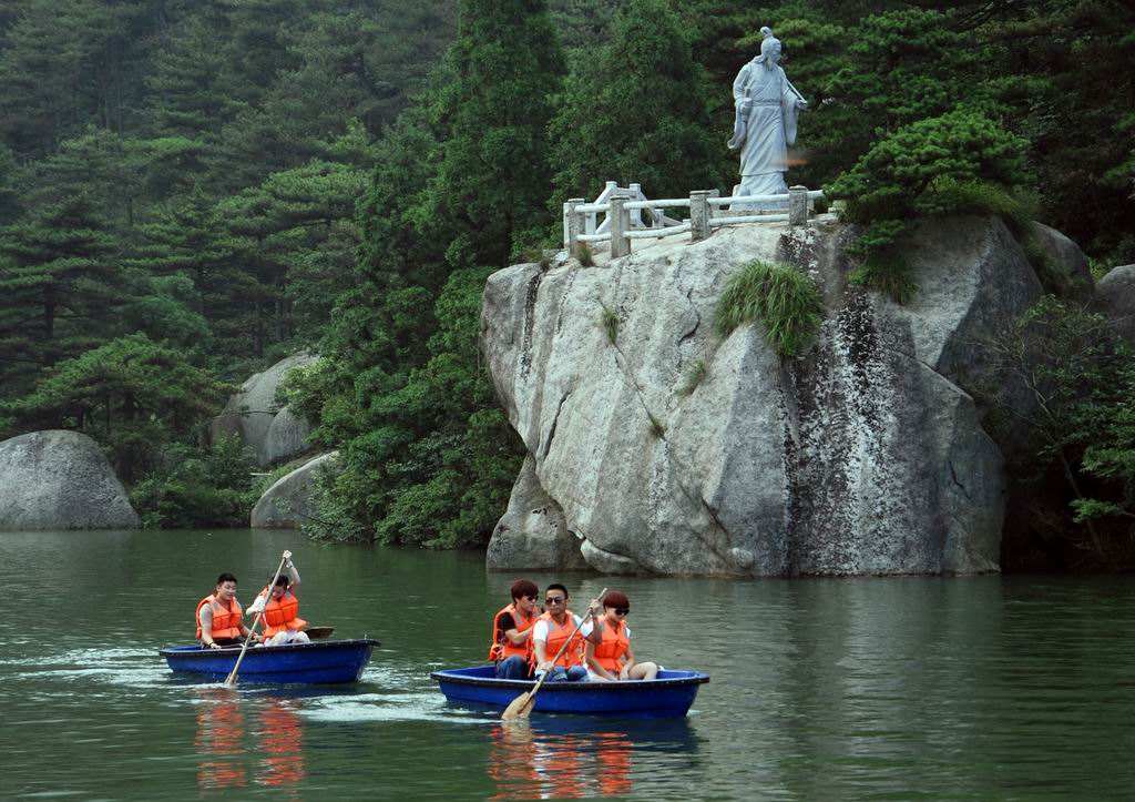 集北山之雄伟、南方之秀丽的天柱山