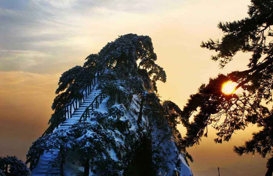 集北山之雄伟、南方之秀丽的天柱山