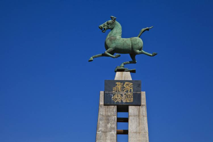甘肃武威马踏飞燕图片_武威文化广场马踏飞燕 - 密云旅游