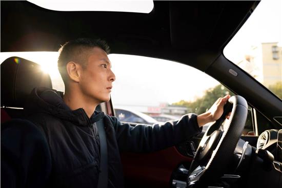 开奔驰的男人(开奔驰的年轻人) - 四帝国车市