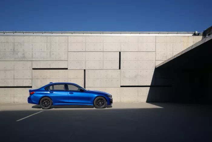  新BMW 3系强势收官2021，“王者”之姿傲视同级市场