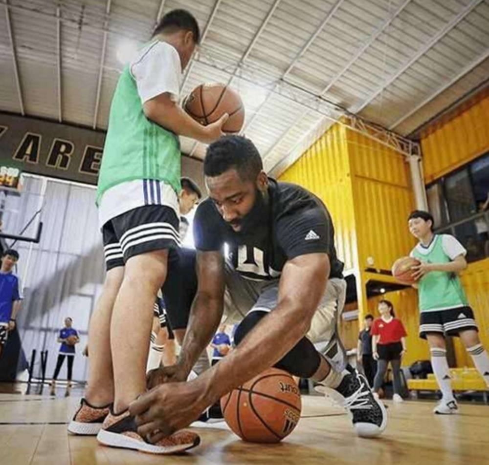 nba球员为什么单膝跪地(NBA球星为何跪地？科比单膝跪地让人疼，一人下跪为儿子系鞋！)