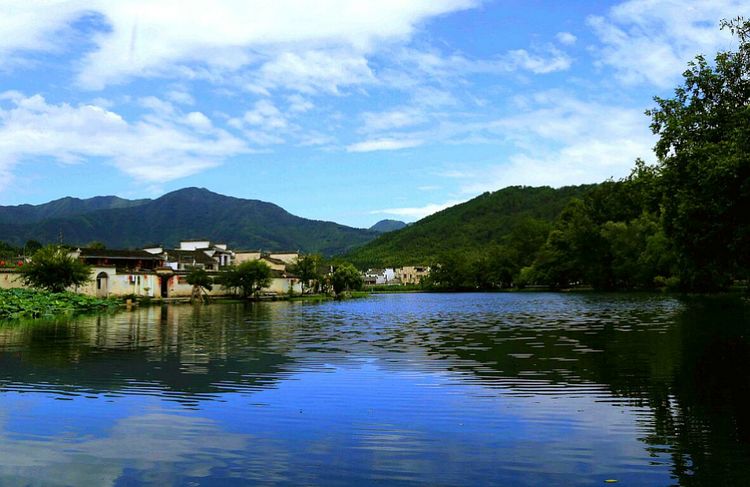 水光潋滟晴方好，山色空蒙雨亦奇