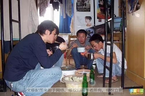 大学生寝室全版本集合，中西宿舍对比，莫名戳中笑点！