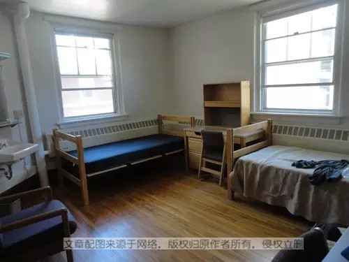 大学生寝室全版本集合，中西宿舍对比，莫名戳中笑点！