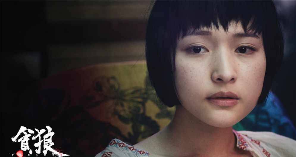 他为了救阿杰的老婆,一个人来到市长屋里.