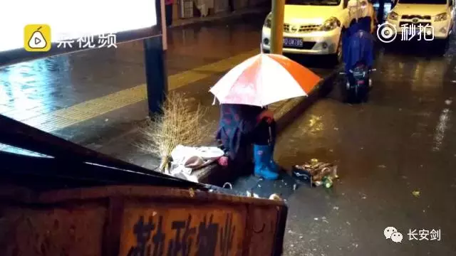 「三分钟法治新闻全知道」解手铐、偷警车、公路追逐，美一年轻女子自导自演奇葩现实版速度与激情！