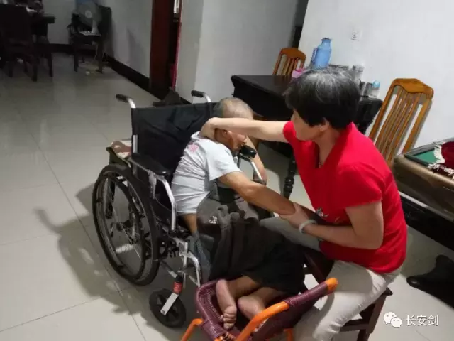 「三分钟法治新闻全知道」解手铐、偷警车、公路追逐，美一年轻女子自导自演奇葩现实版速度与激情！