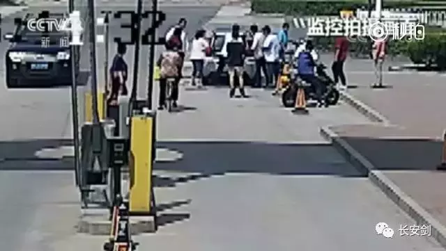 「三分钟法治新闻全知道」解手铐、偷警车、公路追逐，美一年轻女子自导自演奇葩现实版速度与激情！