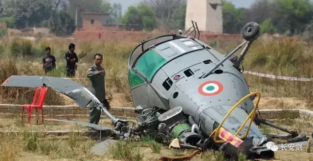 「三分钟法治新闻全知道」解手铐、偷警车、公路追逐，美一年轻女子自导自演奇葩现实版速度与激情！