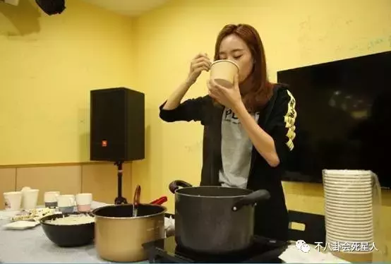 在SNH48四周年庆贺现场煮了饭？黄婷婷也有玩的勇气吧。
