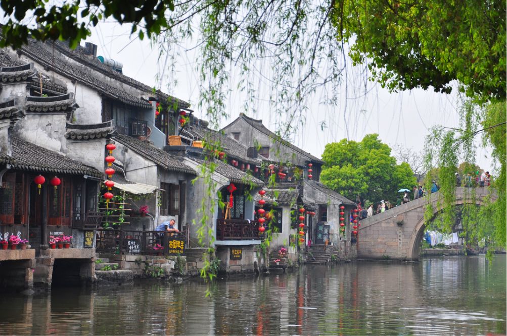 西塘夜色如梦，灯火倒映水巷，乌篷船轻摇，古韵悠长醉人心。