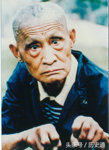 他，铁砂掌一代宗师，手劈十四块砖，与蔡李佛易徒相授，名震武林